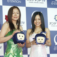 オンデマンドTVのキャラクターと一緒に、蒼井そら（右）と元ギリギリガールズの荒井美恵子（左）もニッコリ