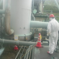 福島第一原子力発電所1・2号機主排気筒　スタックドレン配管（8月4日撮影）