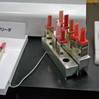 RFIDタグ（無線ICタグ）がついた化粧品。これらをリーダーにかざすとシュミレーションされ、データが蓄積される
