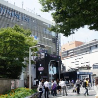 新宿駅東口に設置されたイベント会場