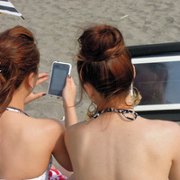 海辺のシートやビーチチェアに寝転びながら、iPadの大画面で、アプリやコンテンツを楽しむことができる