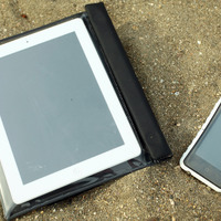 フォーカルポイントコンピュータの防水ケース「DRiPRO iPad用防水ケース v2」と「Krusell SEaLABox for iPhone」