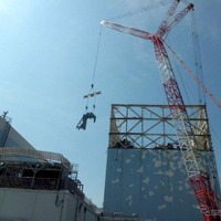福島第一原子力発電所1号機原子炉建屋カバー鉄骨建方の作業状況（8月10日撮影）