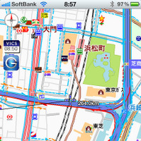地図上でプローブ交通情報は破線、VICS交通情報は実線で表示される。それぞれ赤が渋滞、オレンジが混雑、青が空き道となっている。
