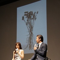 浅野さんは花の写真を披露
