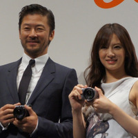 CMキャラクターを務める俳優の浅野忠信さんと女優の北川景子さんがスペシャルゲストとして登場