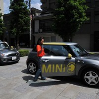 MINI E 実証実験の第2期がスタート。31日、大阪で一般ユーザーへの引き渡し式が行われた。