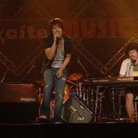 大橋卓弥（左）の優しい声と、裸足にアフロがトレードマークの常田真太郎（右）のピアノが会場を盛り上げる
