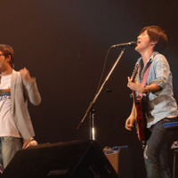 路上で出会った黒田俊介（左）と小渕健太郎（右）の息はピッタリ。曲だけではなくトークも超一流