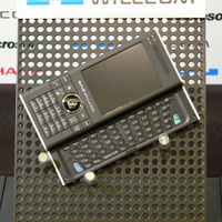 　「W-ZERO3」の新型モデル「W-ZERO3 [es]」（WS007SH）が発表された。発売は7月27日。ストレート型の携帯電話と同様に片手での操作が可能となっているが、スライドさせることでQWERTYキーボードが現れるというインターフェイスが採用されている。