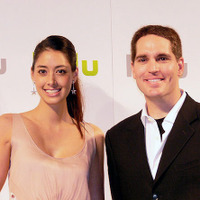 Hulu CEOのジェイソン・カイラー氏（右）とゲストの森泉さん（左）