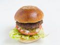 　ケイ・オプティコムのブランド名「eo」を冠したハンバーガーが登場する。