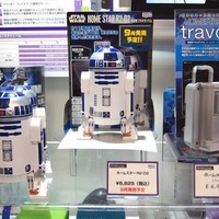 セガトイズ・ホームスター、R2-D2。いったいどこの星空が投影されるのか？　デススター付き。9月発売
