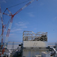 福島第一原子力発電所1号機　原子炉建屋開口部　ダストサンプリング風景 （8月30日撮影）