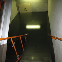 震災後の海水熱交換器建屋内の被水状況（3号機海水熱交換器建屋1階～地下1階への階段通路）