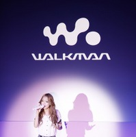 「ウォークマン」発表会で新曲を披露する西野カナ