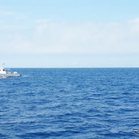 石川県輪島沖で見つかった脱北者と見られる男女が使った木造船（13日13時頃・輪島市の北方約９キロメートル）