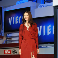 発表会のゲストとして、VIERAイメージキャラクターの小雪が深紅のドレスで登場