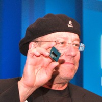 2013年の投入を予定している「Haswell」の試作品を見せるEden氏。従来のチップセットの機能がほぼCPUに統合されており、ダイサイズがかなり大型になっていることがわかる