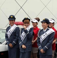 秋の全国交通安全運動のPRイベントに制服姿で登場した福見友子・南明奈・永里亜紗乃。東名道・海老名SA（20日）