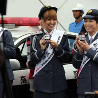 秋の全国交通安全運動のPRイベントに制服姿で登場した福見友子・南明奈・永里亜紗乃。東名道・海老名SA（20日）