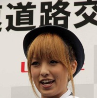 秋の全国交通安全運動のPRイベントに制服姿で登場した福見友子・南明奈・永里亜紗乃。東名道・海老名SA（20日）