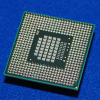 　インテルは27日、Core 2プロセッサーファミリーとして、デスクトップPC向けのデュアルコアCPU「Core 2 Extreme」「Core 2 Duo」（Conroe）と、ノートPC向けのデュアルコアCPU「Core 2 Duo」（Merom）を発表した。