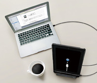 充電しながらiPad 2をiTunesと同期するイメージ（iPad 2/PCは別売）