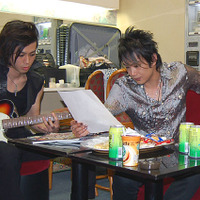 打ち合わせをするミュージシャンの赤平誠さんと熊野秀樹さん