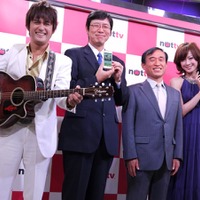 左から、シンガーソングライター芸人のAMEMIYA（あめみや）さん、mmbi小牧次郎常務取締役、二木治成代表取締役社長、「AneCan」専属モデルの高垣麗子さん