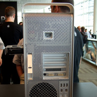　Mac OSの開発者向け会議である「WWDC 2006」にて、クアッドコアXeonが2つ搭載されたデスクトップワークステーション「Mac Pro」が発表された。ここでは、会場で展示されているMac Proをフォトレポートでお伝えする。