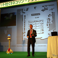 アングルCEOの後ろのスクリーンには、レーザーレンジファインダでエイバ（青）が取得した会場のマップが表示されている。