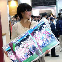【CEATEC 2011（Vol.26）：動画】液晶テレビを“持ち歩いて”来場者にピーアールするシャープ 画像