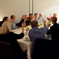 2011年2月に行われた晩餐会の様子。オバマ大統領の右にザッカーバーグ、左に ジョブズが座っていることがわかる