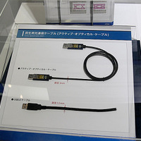 TDKブースに展示されている民生用光通信ケーブルのモックアップ。USBケーブルのコネクタ内にO/E変換モジュールが組み込まれている