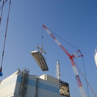 福島第一原子力発電所１号機　原子炉建屋カバー屋根パネル設置作業の状況（10月8日撮影）
