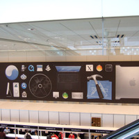 会場1階ロビーに張られた大きなバナー広告。WWDCで発表されるnewアイテムがさりげなく含まれている。