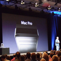 ここで、プレゼンターがジョブズからワールドワイドプロダクトマーケティング担当上級副社長Phil Schiller氏にかわる。本日は、PowerMacを置き換える、MacProをしよう。