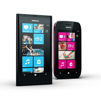 Nokia Lumia 800（左）と710