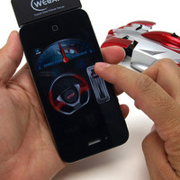 「iPhone Controlled Wall Climbing Car iW500」をiPhoneで操作するイメージ（iPhoneは別売）