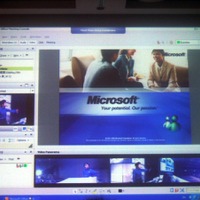 Round Tableを使ったCommunicator 2007画面。右下にパノラマ映像が表示されている。