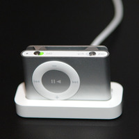 USB2.0インターフェース採用のドックを標準で同梱する。iPod shuffleをドックに装着すると、充電やシンクが行える