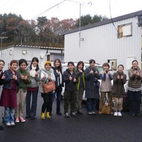 足のマッサージ（リフレ）のボランティアとして、女川町の仮設住宅を訪問した13名。
