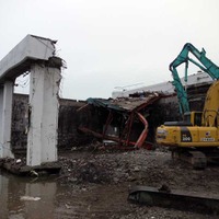 女川町の現在。女川港に残ってる建物を壊して、運んでいる。
