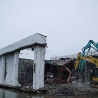 女川町の現在。女川港に残ってる建物を壊して、運んでいる