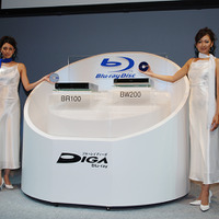 　松下電器産業は20日、BDビデオ再生に対応したBlu-ray Discレコーダー「ブルーレイDIGA DMR-BW200/BW100」の2機種を発表した。発売日は11月25日。実売予想価格はDMR-BW200が30万円前後、DMR-BW100が24万円前後。