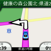 GARMINならではのシンプルで見やすい地図画面。曲がる方向が白い矢印で表示される。左上の転換方法アイコンにレーン情報が表示されていることに注目。