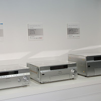 マルチインテグレーションアンプのラインアップ。左が11月下旬発売予定の新製品「TA-DA3200ES」