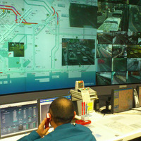 首都高速・道路交通管制センター。巨大なスクリーン上に管内の状況がリアルタイムで表示され監視にあたる