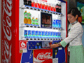 コカ・コーラの自動販売機の約20万台が、携帯電話クレジットカード「iD」に対応へ 画像